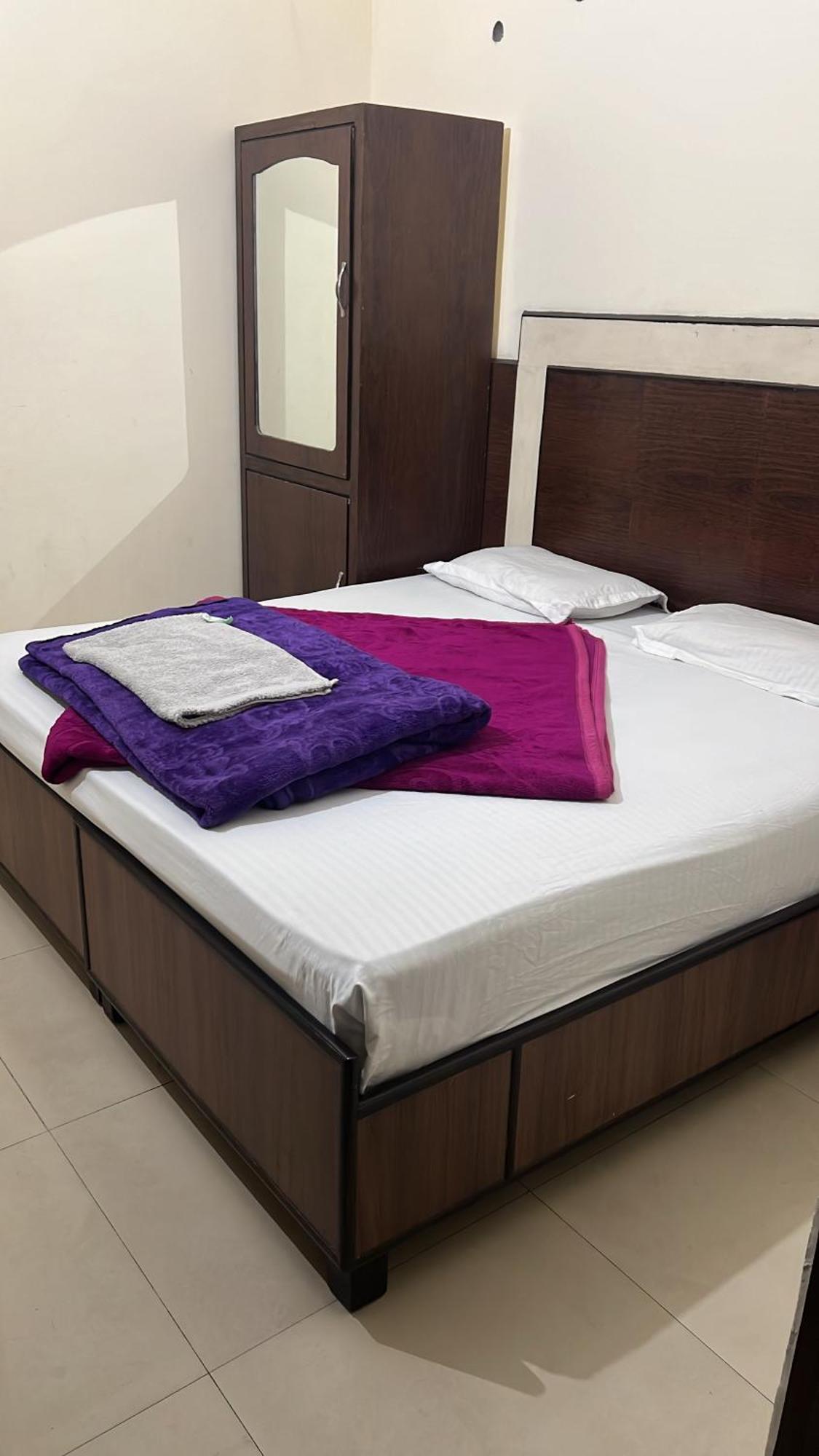 Raja Guest House -- Jalandhar Railway Station -- For Family, Couples, Travellers Zewnętrze zdjęcie